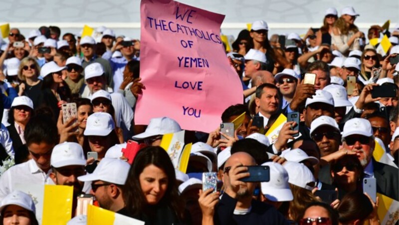 „Wir, die Katholiken des Jemen, lieben dich“, steht auf diesem Plakat. (Bild: APA/AFP/GIUSEPPE CACACE)