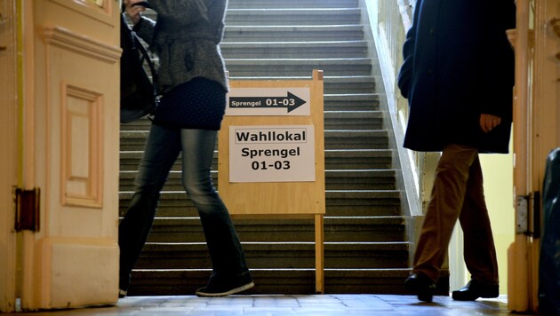 Die Wahlkarten werden bereits am Sonntag in den Wahllokalen ausgezählt. (Bild: APA/BARBARA GINDL)