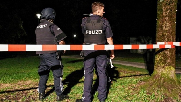 Polizisten am Tatort im Hans-Lechner-Park in Salzburg (Bild: Markus Tschepp)