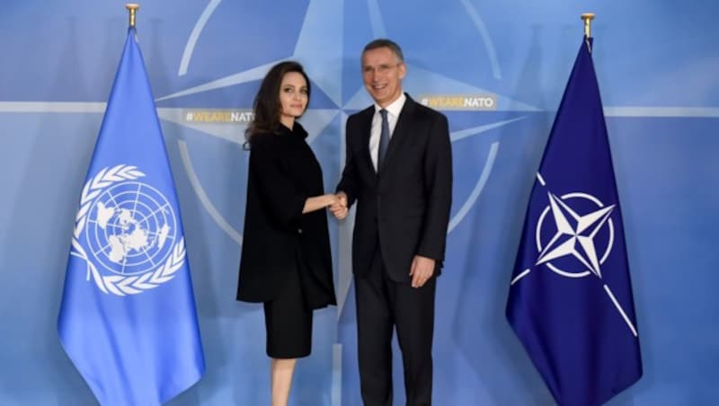 UNHCR -Sonderbotschafterin Jolie mit NATO-Generalsekretär Jens Stoltenberg in Brüssel letzten Jahres. (Bild: www.PPS.at)