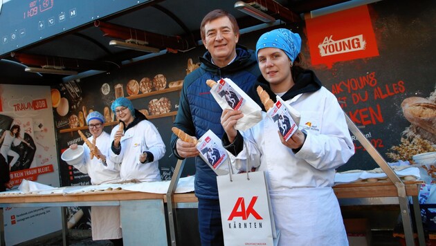AK-Präsident Günther Goach mit einer jungen Bäckerin. (Bild: Rojsek-Wiedergut Uta)