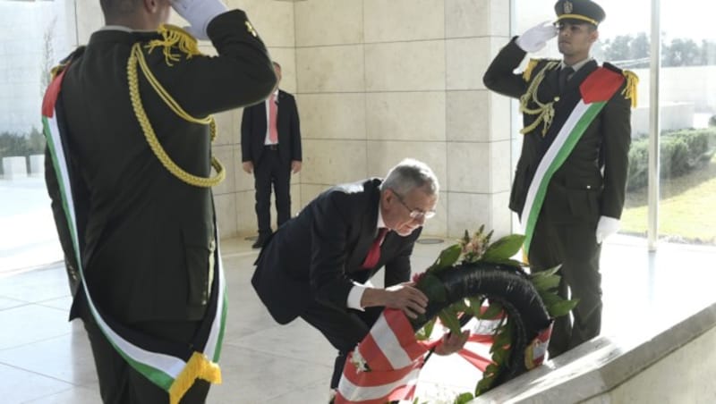 Am Arafat Memorial in Palästina legte Van der Bellen einen Kranz nieder. (Bild: APA/ROBERT JAEGER)