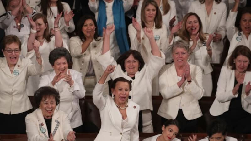 Zahlreiche demokratische Abgeordnete trugen aus Protest Weiß während der Trump-Rede. (Bild: APA/AFP/GETTY IMAGES/ALEX WONG)