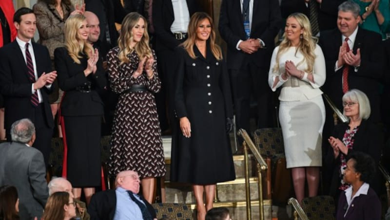 Die Familie Trump lauschte ebenfalls den Worten des Präsidenten. Im Bild zu sehen (v. l.) Schwiegersohn Jared Kushner mit Ehefrau und Trump-Tochter Ivanka, Schwiegertochter Lara Trump, First Lady Melania Trump und Tochter Tiffany Trump. (Bild: APA/AFP/MANDEL NGAN)