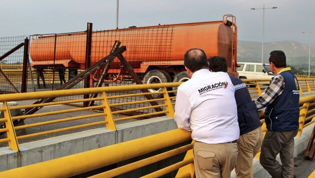 Der Grenzübergang auf der Tienditas-Brücke zwischen Kolumbien und Venezuela ist blockiert. (Bild: APA/AFP/Colombian Migration Office/Handout)