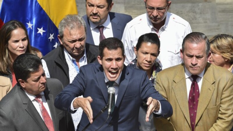 Oppositionschef Juan Guaido wirft Maduro vor, Staatsgelder in Koffern außer Landes zu bringen. (Bild: APA/AFP/Yuri CORTEZ)