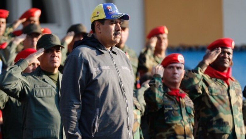 Präsident Nicolas Maduro lässt sich beinahe täglich bei Militärparaden und Manövern seiner Streitkräfte ablichten - als Zeichen des Rückhalts. (Bild: APA/AFP/Venezuelan Presidency/HO)