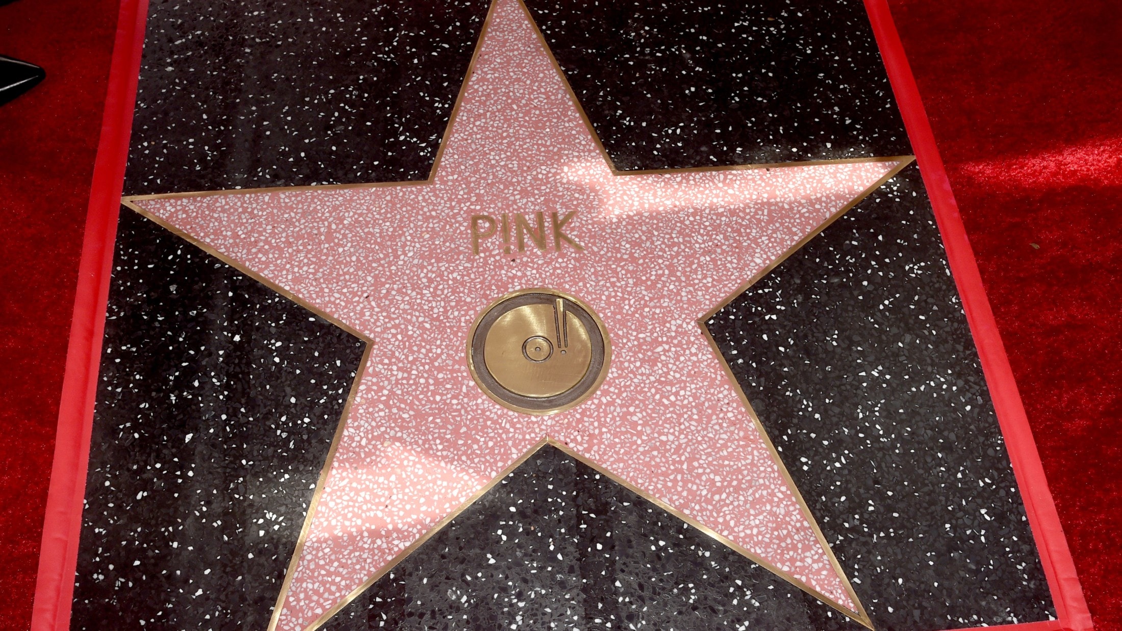 Vollig Surreal Pink Erhalt Einen Stern Auf Dem Walk Of Fame Krone At