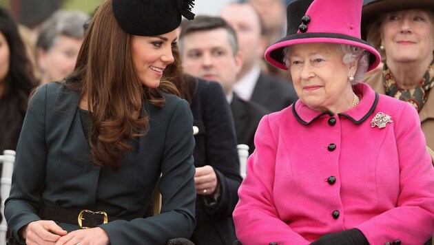 Herzogin Kate mit Queen Elizabeth (Bild: 2012 Getty Images)