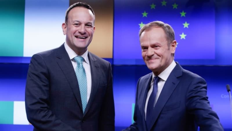 Irlands Premierminister Leo Varadkar und EU-Ratspräsident Donald Tusk (Bild: APA/AFP/Aris Oikonomou)