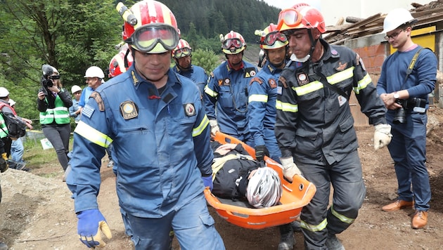 Übung 2018: Griechische Rettungskräfte transportieren eine aus den Trümmern geborgene Person ab. (Bild: Radspieler Jürgen)