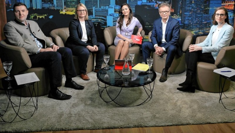 Im „Krone“-Studio (v.l.): Michael Raml (FPÖ), Martina Kaufmann (ÖVP), Moderatorin Katia Wagner, Rudi Anschober (Grüne), Judith Kohlenberger (Wirtschaftsuniversität Wien) (Bild: Gerhard Bartel)