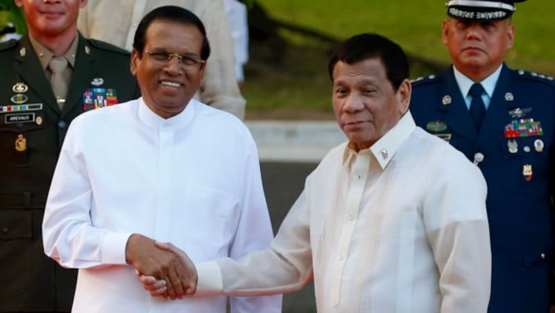 Sri Lankas Präsident Maithripala Sirisena (links) zu Besuch bei Rodrigo Duterte auf den Philippinen (Bild: AP)