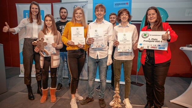 Die strahlenden Gewinner des „7€ Cash“-Bewerbes von der International School Kufstein. (Bild: Hubert Berger)