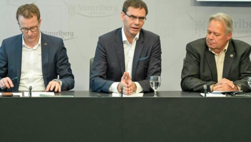 Vorarlbergs Sicherheitslandesrat Christian Gantner, Landeshauptmann Markus Wallner (beide ÖVP) und Norbert Schwendinger vom Landeskriminalamt (Bild: APA/DIETMAR STIPLOVSEK)