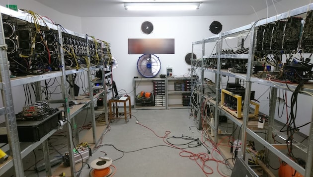 Diese Mining-Anlage mit insgesamt 49 Rechnern und 80 Grafikkarten wurde mit gestohlenem Strom betrieben. (Bild: Polizei Sachsen)