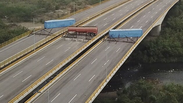 Die Tienditas-Brücke wurde von der Maduro-treuen Armee blockiert, um Hilfslieferungen zu verhindern. (Bild: AP)