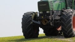 Der 63-Jährige fuhr die Maschine samt Güllefass retour und übersah die Seniorin. (Symbolbild)