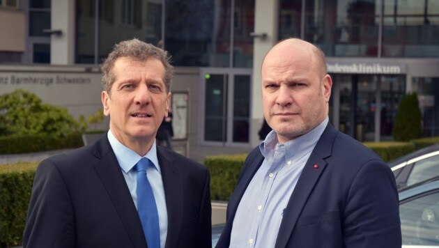 Mit teils grimmigem Blick stehen SPÖ-Klubchef Christian Makor und SPÖ-Gesundheitssprecher Peter Binder vor einem Krankenhaus. (Bild: SPÖ-Landtagsklub)