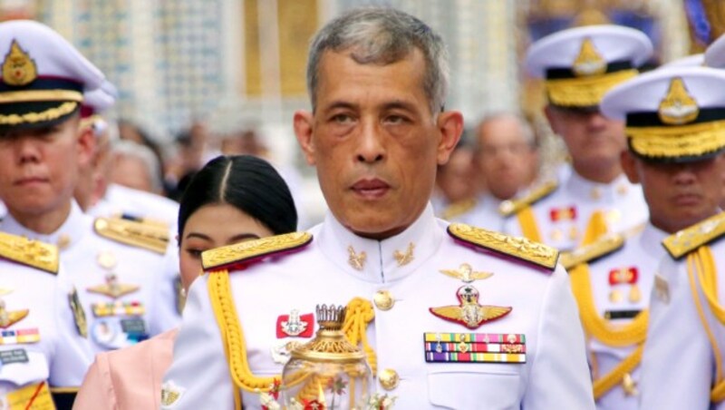 König Rama X. ist nicht sehr erfreut über die Kandidatur seiner Schwester bei den Parlamentswahlen in Thailand. (Bild: AP)