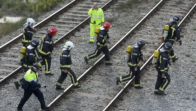Einsatzkräfte auf Bahngleisen in Spanien (Archivbild) (Bild: AFP)