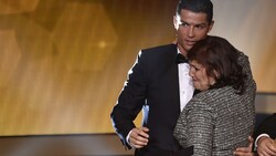 Cristiano Ronaldo zusammen mit seiner Mutter Dolores Aveiro. (Bild: AFP)