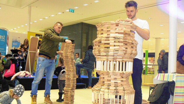 Auch Erwachsene spielten mit und beteiligten sich beim Bau von Holzstöckerl-Kunstwerken. (Bild: Biendl Christian)