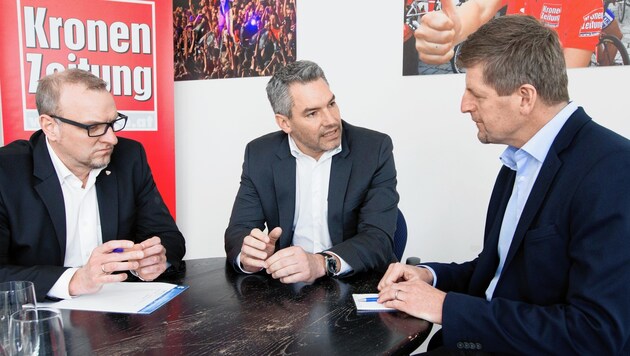 Nehammer (Mi.) im Gespräch mit „Krone“-Chefredakteur Claus Meinert (r.) und Markus Gassler. (Bild: Christian Forcher)