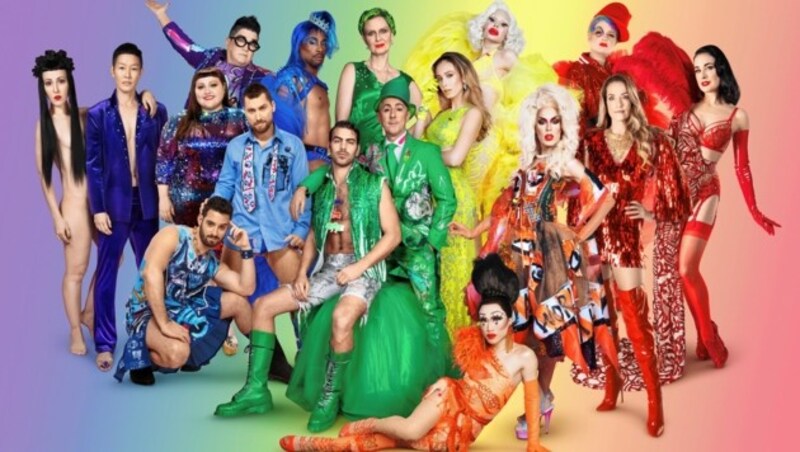 Von links: Michelle Harper, Jenny Shimizu, Michael Turchin, Beth Ditto, Lea DeLaria, Lance Bass, Billy Porter, Nyle DiMarco, Cynthia Nixon, Alan Cumming, Loiza Lamers, Amanda Lepore, Yuhua Hamasaki, Alaska Thunderfuck, Kelly Osbourne, Tatjana Patitz, Dita Von Teese (Bild: Life Ball)