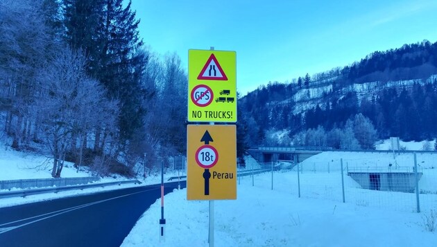 Diese Tafel in Gmünd soll Lkw-Fahrer warnen. (Bild: Elisa Aschbacher)