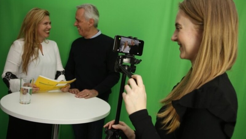 Klaus Littmann mit „Krone“-Redakteurinnen Irina Lino (li.) und Clara Milena Steiner. (Bild: Rojsek-Wiedergut Uta)