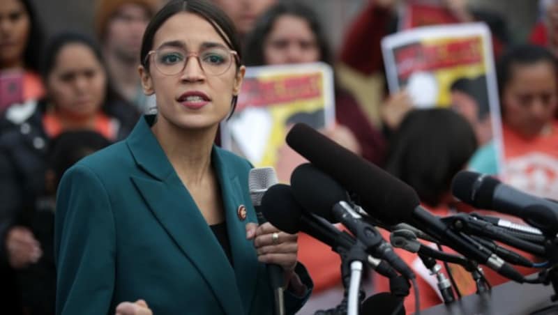 Ranghohe Demokraten wie Alexandria Ocasio-Cortez wollen die Rolle von Hedgefonds bei den Turbulenzen am Finanzmarkt prüfen. (Bild: APA/AFP/GETTY IMAGES/ALEX WONG)