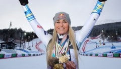 United States' Lindsey Vonn poses with her career's medals in the finish area after the women's downhill race, at the alpine ski World Championships in Are, Sweden, Sunday, Feb. 10, 2019. (AP Photo/Marco Trovati) (Bild: Copyright 2018 The Associated Press. All rights reserved)