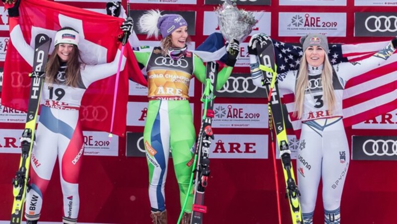 Silbermedaillengewinnerin Corinne Suter (SUI), Weltmeisterin und Goldmedaillengewinnerin Ilka Stuhec (SLO), Bronzemedaillengewinnerin Lindsey Vonn (USA) (Bild: APA/EXPA/JOHANN GRODER)