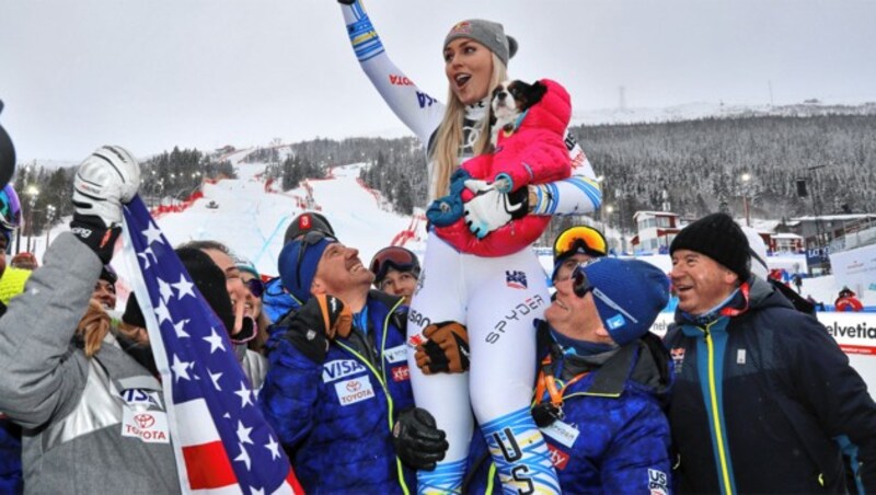 Lindsey Vonn nach der Medaillenzeremonie mit Hund und Team. (Bild: Christof Bierbaumer)