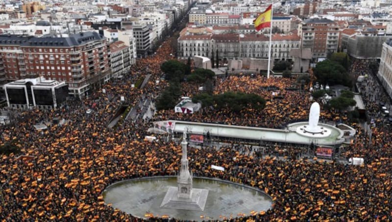 Die Regierung in Madrid muss bald Neuwahlen ansetzen, denn in der Bevölkerung gärt es. (Bild: APA/AFP/PIERRE-PHILIPPE MARCOU)