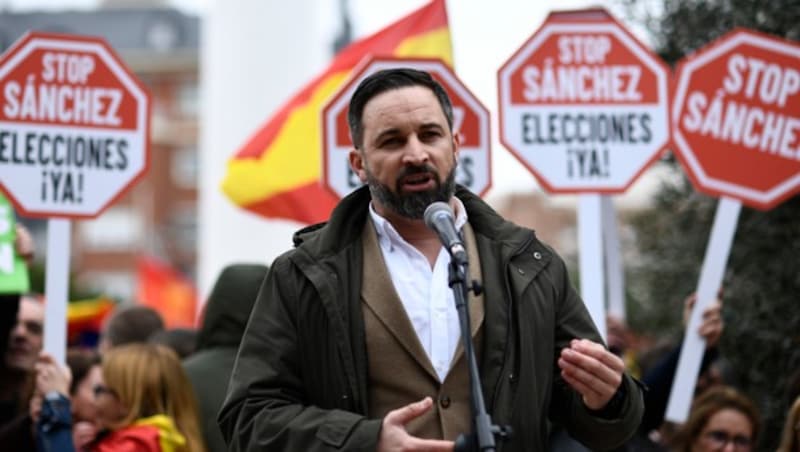 Vox-Chef Santiago Abascal sprach vom „Verrat einer ungesetzlichen und verlogenen Regierung“. (Bild: APA/AFP/OSCAR DEL POZO)