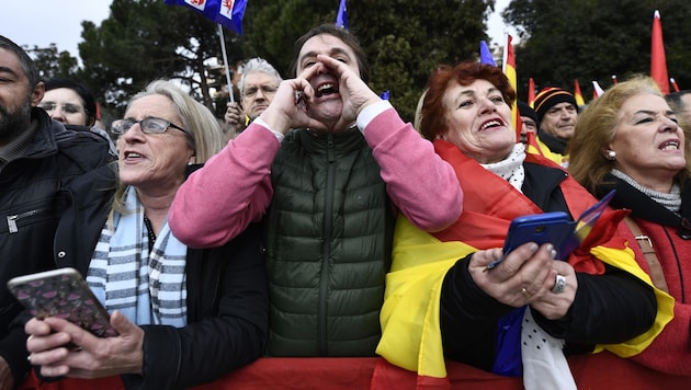 Diese Demonstranten forderten lautstark ein Ende der Zugeständnisse an die katalanischen Separatisten. (Bild: APA/AFP/OSCAR DEL POZO)