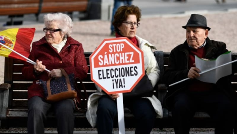 Diese Demonstranten forderten ebenfalls rasche Neuwahlen, gingen es aber etwas ruhiger an. (Bild: APA/AFP/OSCAR DEL POZO)