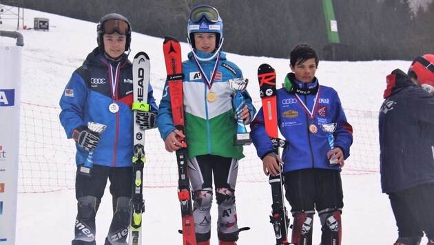 Der 13-jährige Dorfgasteiner Niklas Kurz (Mi.) gewann beim "Pokal Loka" den Slalom in der U14-Klasse (Bild: SLSV)