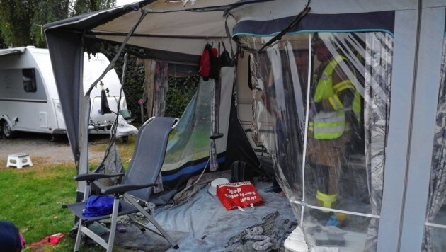In diesem Zelt auf einem Campingplatz in Abersee brach das Feuer aus. (Bild: LPD Salzburg)