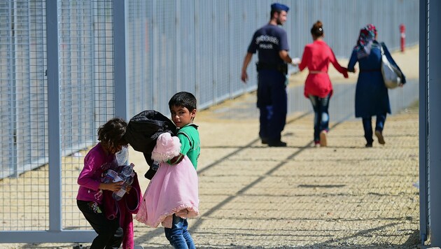 Flüchtlingskinder an der serbisch-ungarischen Grenze im Jahr 2015 (Bild: APA/AFP/ATTILA KISBENEDEK)
