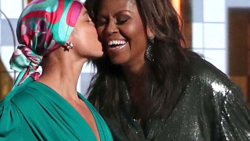 Ein Bussi für Michelle Obama von Alicia Keys (Bild: Matt Sayles/Invision/AP)