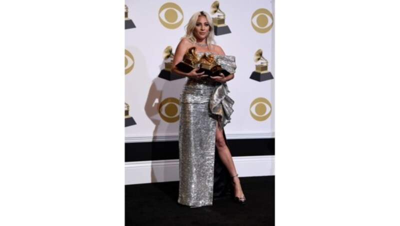 Lady Gaga zeigt stolz ihre Grammys. (Bild: 2019 Getty Images)