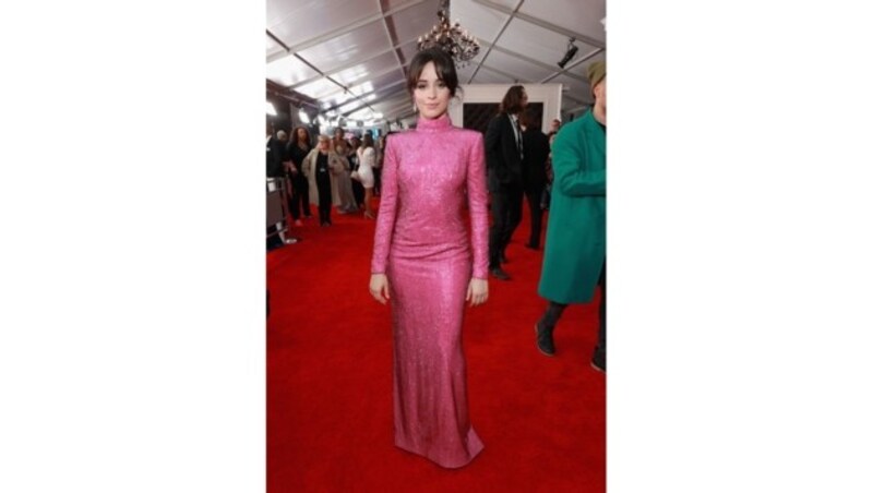 Camila Cabello in Armani: So sexy kann hochgeschlossen sein. (Bild: 2019 Getty Images)