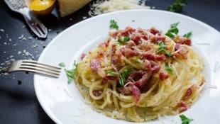 Spaghetti Carbonara – im Original freilich ohne Schlagobers – sind einer der Exportschlager der italienischen Küche.  (Bild: ©Nelly Kovalchuk - stock.adobe.com)