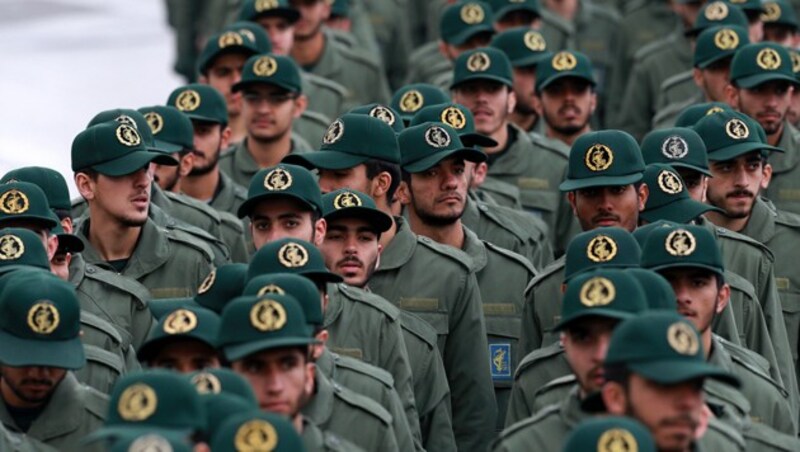 Mitglieder der Revolutionsgarden auf dem Freiheitsplatz in Teheran (Bild: AP)