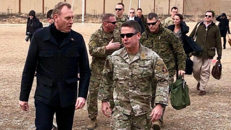 Patrick Shanahan (links) in Kabul (Bild: AP)