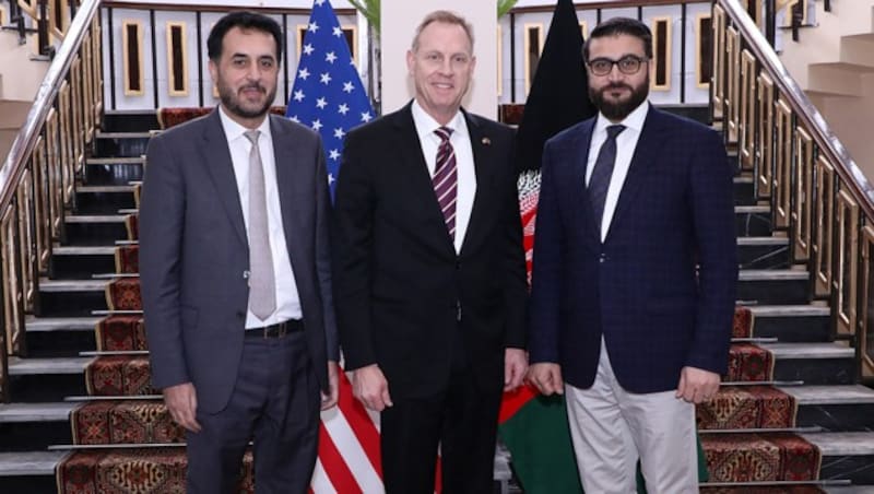 Patrick Shanahan (Mitte) mit Asadullah Khalid (links) und Hamdullah Mohib (rechts) (Bild: AFP )