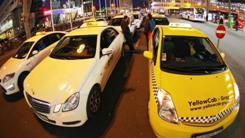 Taxis am Grazer Hauptbahnhof (Bild: Jürgen Radspieler)